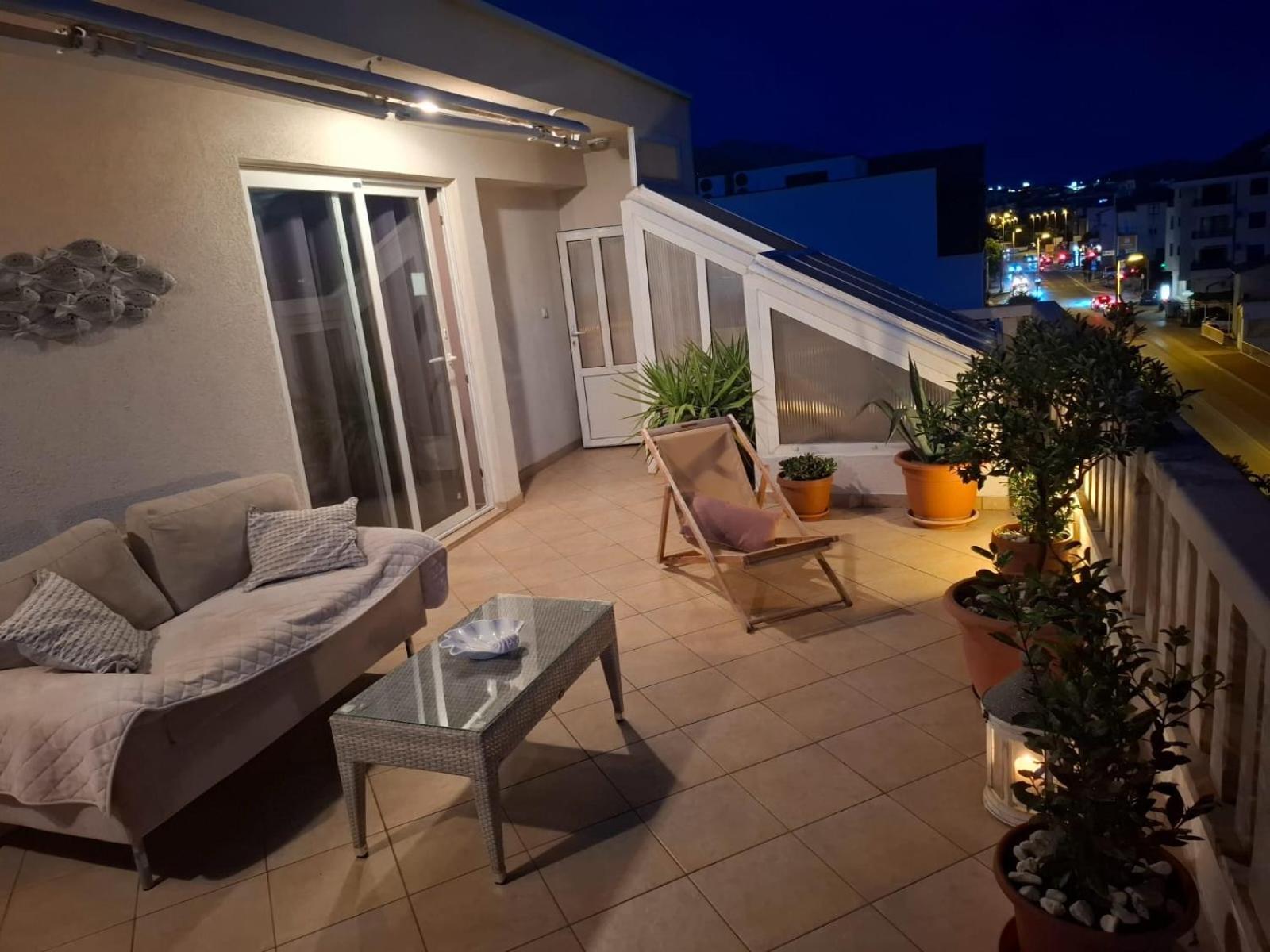 Happy Basset Terrace Makarska