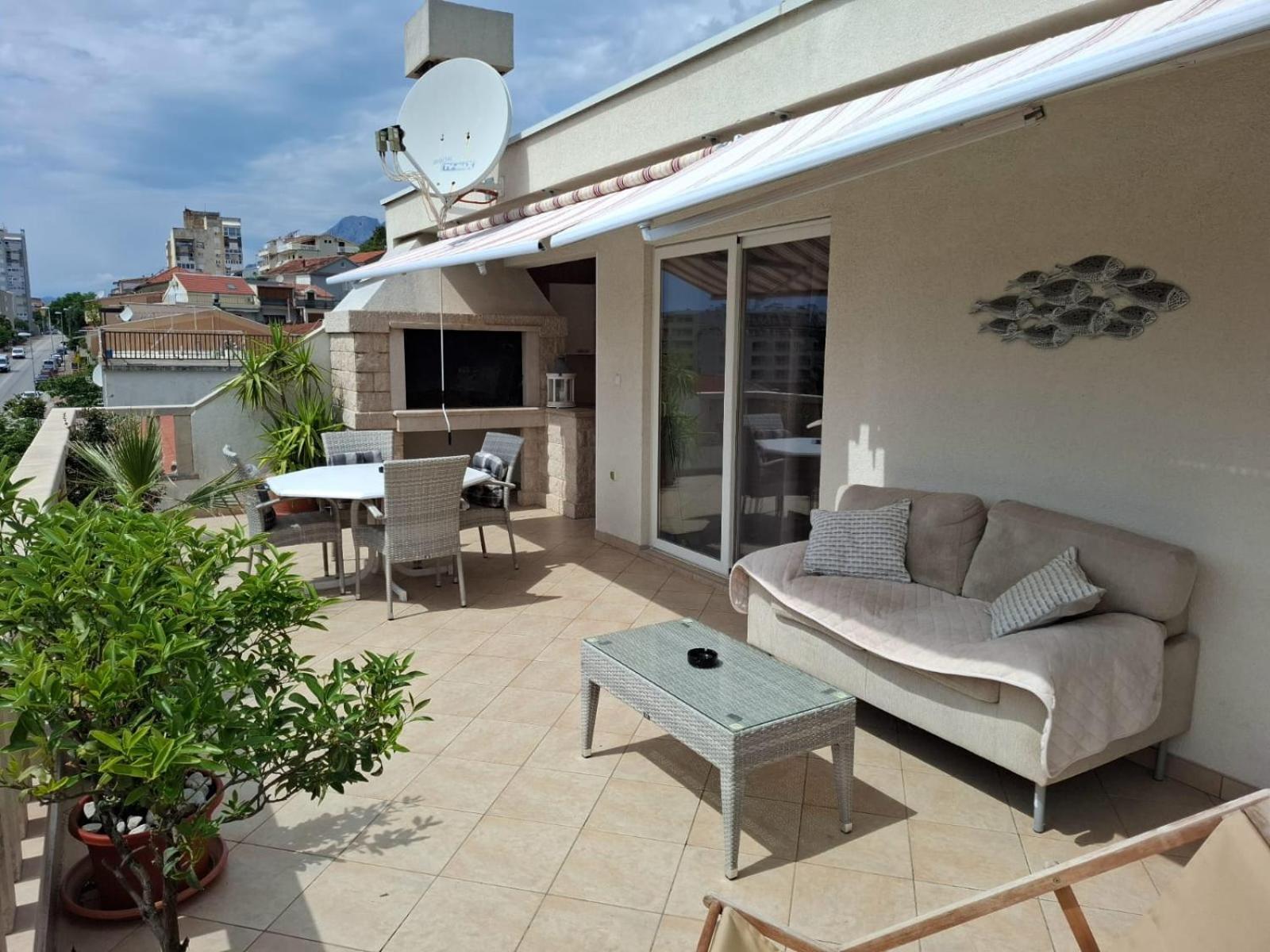 Happy Basset Terrace Makarska